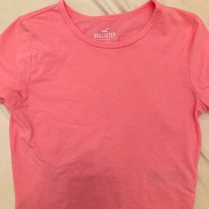 Selling a used baby tee from Hollister. In great condition, please contact me.